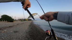 Морская рыбалка вечером. Ловля ставриды на пилькеры. Чёрное море. Сочи.