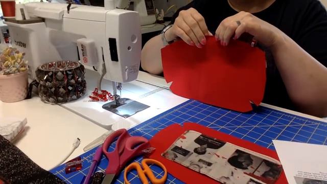 Stitching up a Clematis Wristlet by Blue Calla Patterns, Serial Killer print. смотреть онлайн