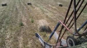 Погрузка тюков сена