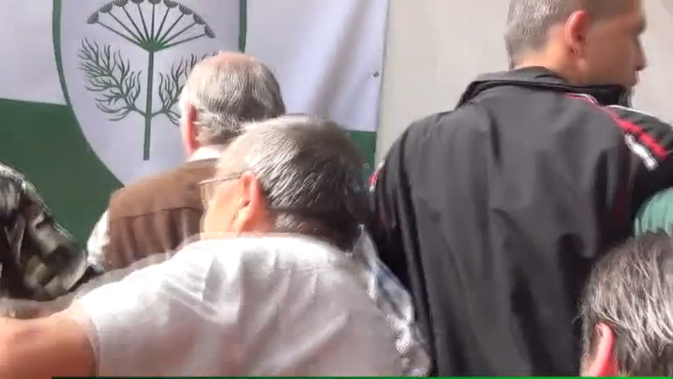 Украинцы в Чернигове вступают в бои за килограмм гречи... смотреть онлайн