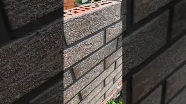 Кладка кирпича от производителя 'Kerameya топаз 53' под серо-темную смесь. #строительство #каменщик
