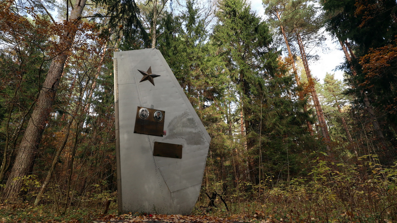 Место авиакатастрофы МиГ-21. Вандалы покусились на самое святое. смотреть онлайн