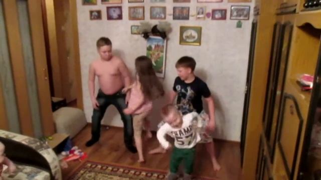 MVI 0659 АКРОБАТИКА И КАЧЕЛИ ДЛЯ ЕВЫ смотреть онлайн
