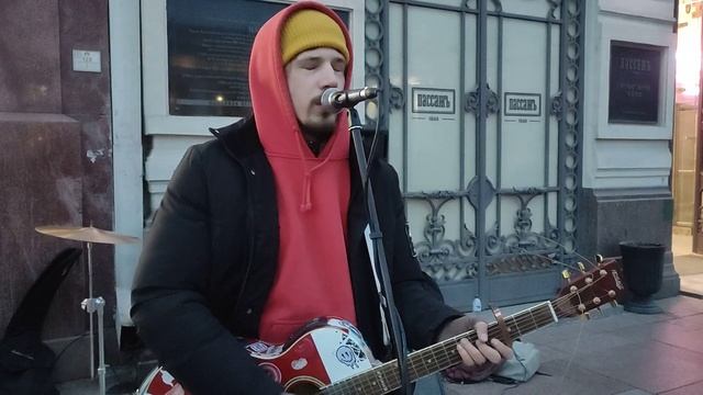 Уличный музыкант Глеб Васильев и группа Питерская соль... смотреть онлайн