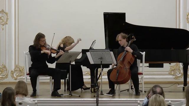 Bohuslav Martinů – Bergerettes, Piano Trio, H.275 (1939) смотреть онлайн