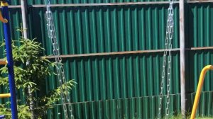 Детские качели на цепях.