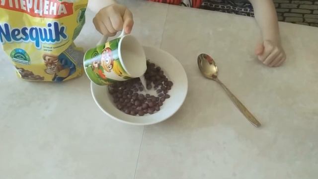 Приготовление готового завтрака Nesquik Шоколадные шарики смотреть онлайн