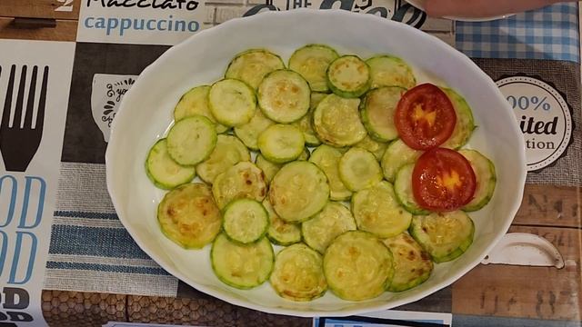 КАБАЧКИ,ЗАПЕЧЕННЫЕ С ПОМИДОРАМИ И СЫРОМ!ПРОСТО И ВКУСНО! смотреть онлайн