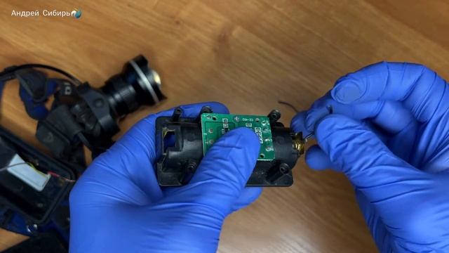 РЕМОНТ ФОНАРИКА. ИЗОЛЕНТА И ОТВЁРТКА ЕСТЬ У КАЖДОГО. СПРАВИТСЯ ДАЖЕ РЕБЁНОК. смотреть онлайн