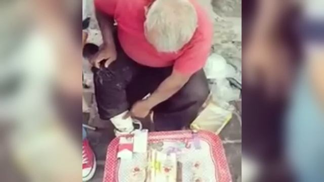 Он часами сидел на улице, пытаясь продать сладости. Тогда один парень подошёл и купил всё смотреть онлайн