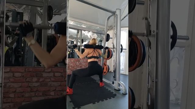 Новогодняя тренировка. Упражнение на ягодицы и внутреннюю поверхность бедра. смотреть онлайн