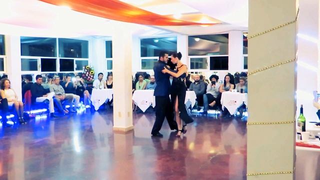 Karina Guillén & Cristian Sánchez interpretan Gallo Ciego смотреть онлайн