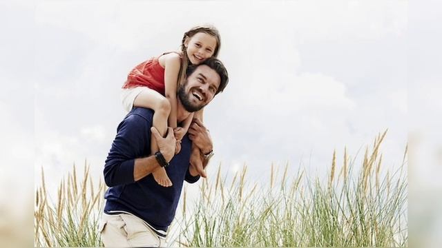 Отец растил дочь, которая даже не догадывалась, почему мама их бросила, а, в прочем и правильно. смотреть онлайн