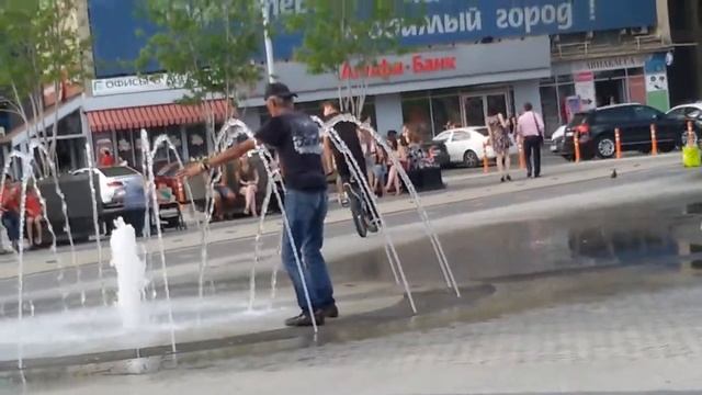 08. 06. 2017г...... г. КРАСНОДАР "УКРОТИТЕЛЬ ФОНТАНОВ" ..... ДЖИГУРДА " отдыхает". смотреть онлайн