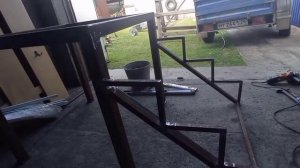 Лестница с площадкой из профильной трубы, просто и надёжно.