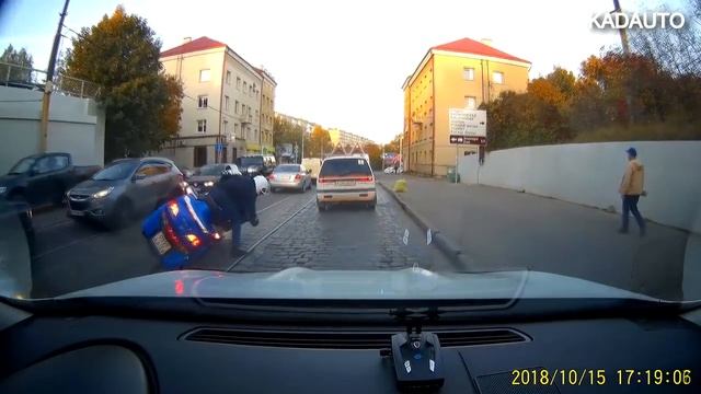 Мотоциклист на ул. Суворова в Калининграде. 15.10.18 смотреть онлайн