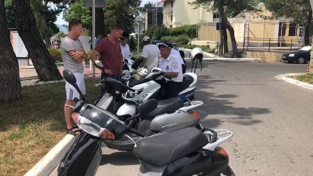 Мопеды и скутеры не должны ездить в пешеходных зонах Геленджика смотреть онлайн