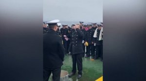 Пей моряк, пей до дна.