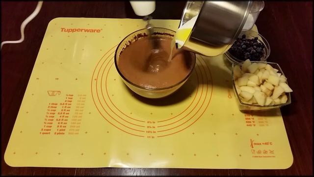 Шоколадно - банановый пирог с грушами и чёрной смородиной смотреть онлайн