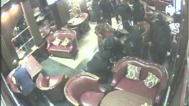 Охрана полпреда Чечни Рамзана Цицулаева отбивает его от оперативников смотреть онлайн