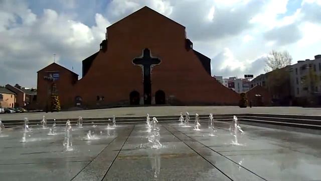 Фонтан в Варшаве у костёла - но разве это фонтан - настоящие фонтаны в херсонской ЖКГ смотреть онлайн