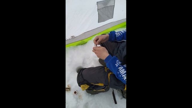 Ловим корюшку и хариуса на Имандре / Smelt and grayling ice fishing on the lake смотреть онлайн