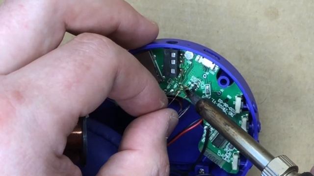 Вырвали с корнями гнездо 3,5 jack в беспроводных наушниках. Ремонт разъема для наушников и проклейк смотреть онлайн