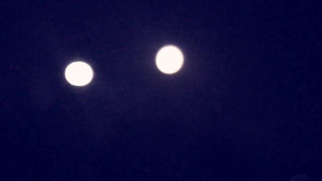 ДВЕ ЛУНЫ НА НЕБЕ ИЛИ С КАКОЙ СТОРОНЫ НАСТОЯЩАЯ / ВИДЕО ЗАГАДКА С ПОДСКАЗКОЙ :) смотреть онлайн