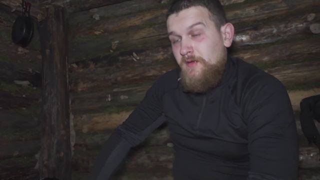 Землянка ВЕЧЕР В УКРЫТИИ в сыром лесу, еду в Россию , зачем землянка , про работу , когда рыбалка? смотреть онлайн