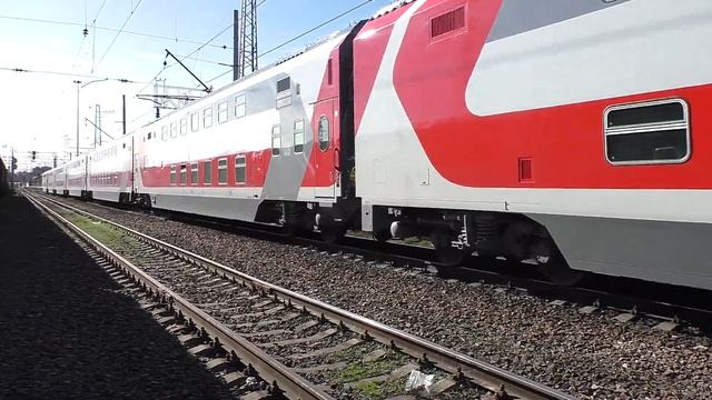Электровоз ЭП2К-402 (ТЧЭ-6) с фирм. поездом "Марий-Эл/двухэтажный состав" №057Э Йошкар-Ола - Москва смотреть онлайн