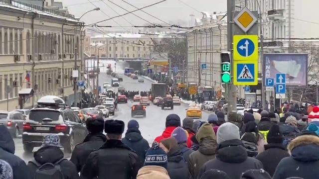 Москва.Колонна людей двигается в сторону Комсомольской. 13-00 31 января. смотреть онлайн