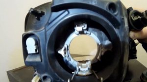 Замена ламп головного света Логан1