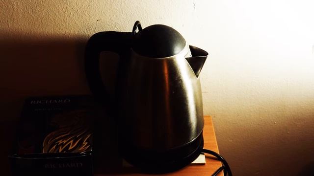 Кипячение воды и дальнейшее наполнение стакана ею смотреть онлайн