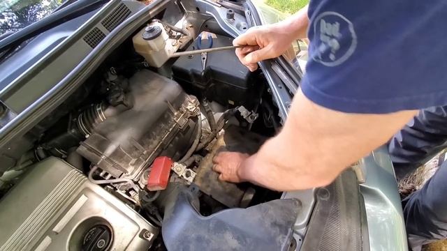 How to swap out a car battery | Dad, how do I? смотреть онлайн
