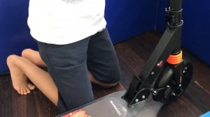 Как раскрыть самокат Scooter.