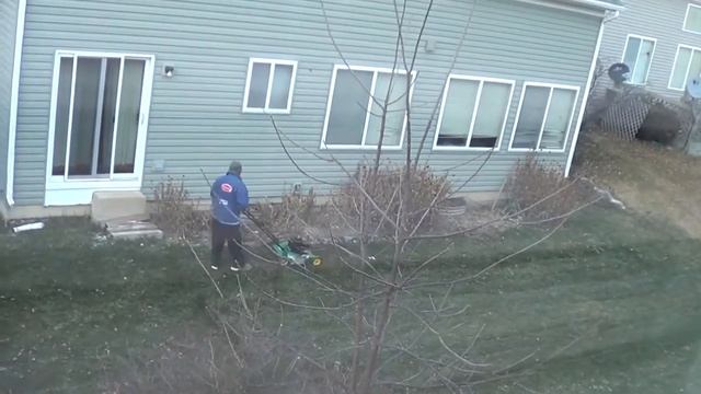 Мужик стрижет траву по снегу и задом наперед смотреть онлайн