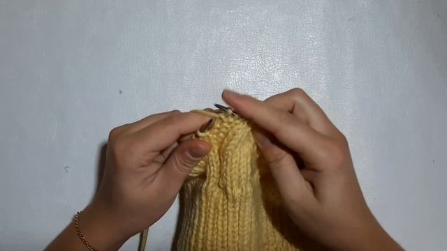 Вяжем модную шапку на осень-зима!!! Шапка спицами. Подробный МАСТЕР КЛАСС смотреть онлайн