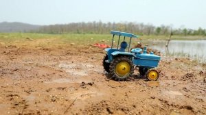 Игрушки возят камни, мини-тракторы тянут из ямы