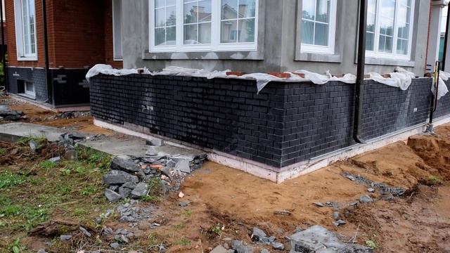 Гидроизоляция цокольного этажа, дренаж, ливневка. (часть 1). Демонтаж отмостки. смотреть онлайн