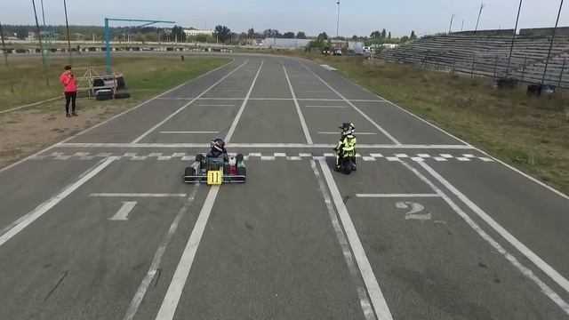Двухлетний ребенок гоняет на спортах детский мотоцикл детские гонки kids and moto kids race