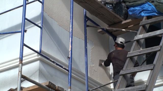 Как нанести декоративную штукатурку на фасад дома, Ceresit CT174 1,5мм смотреть онлайн