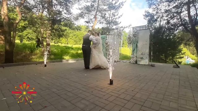 Бумажные конфетти в сочетании с холодными фонтанами на первый танец молодых!