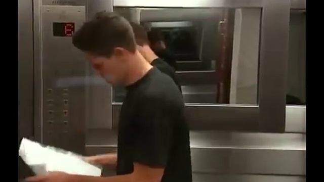 Scariest Prank Ever - Coffin in elevator ! [Silvio Santos TV Program Brazil 2012] смотреть онлайн