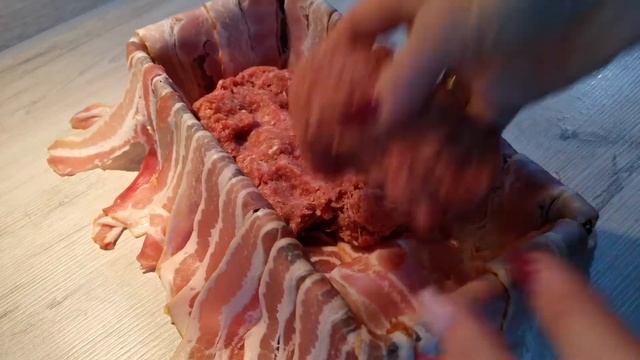 Рулет из фарша с яйцом и беконом смотреть онлайн