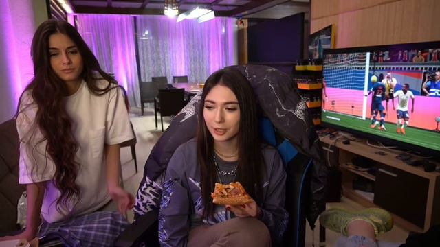 КАТЯ ДОСТАЁТ КАРАВАЯ/КАТЯ ПОЦЕЛОВАЛАСЬ С ДРУГИМ ПАРНЕМ/ПОДАРОК БУСТЕРУ/FREAK SQUAD| смотреть онлайн