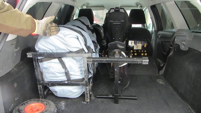 погрузка в машину шкуру лодки и мотор С20 4Т