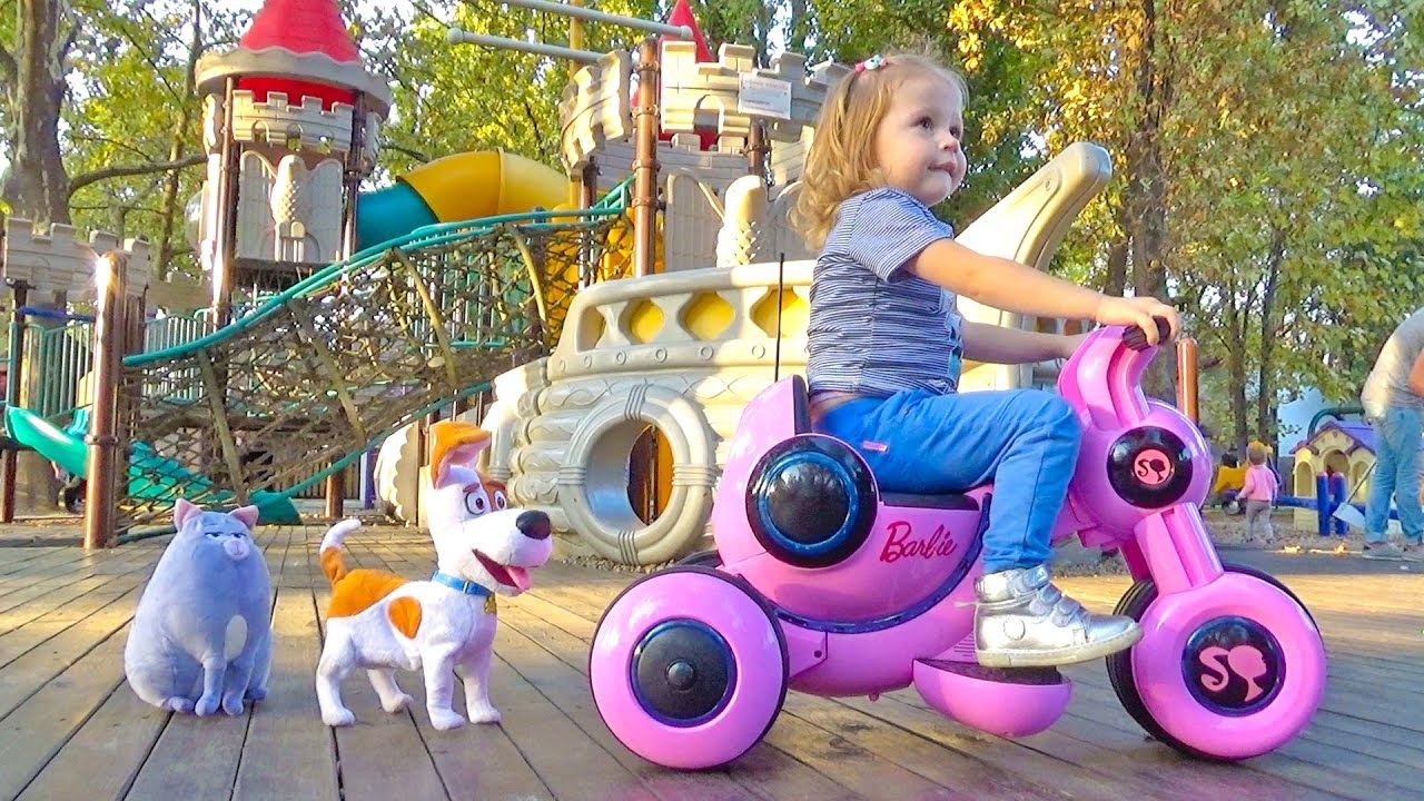 Настя и Макс ищут Хлою в парке аттракционов и на детской площадке - ВЛОГ