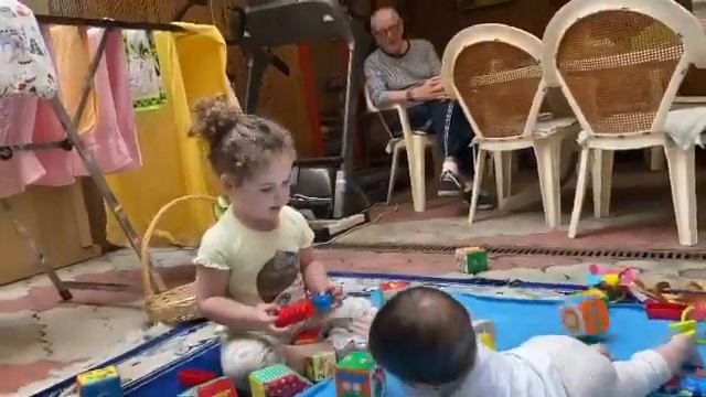 Сестрички Виторган играют вместе. 2-летняя Этель и годовалая Клара не отбирают друг у друга игрушки смотреть онлайн