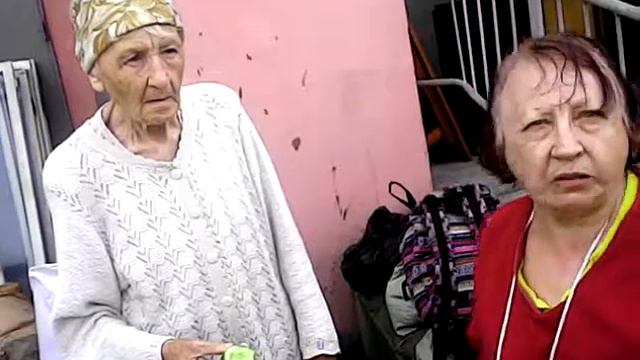 Одинокую старушку выкинули из квартиры вместе с вещами смотреть онлайн