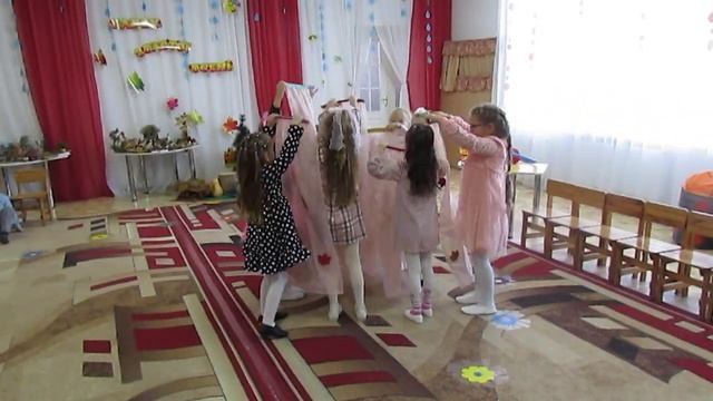 Танець дівчат з тканиною / старша група / 2023 смотреть онлайн